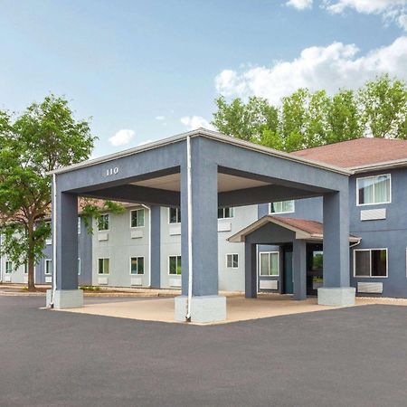ซูเปอร์ 8 บาย วินด์แฮม แมคเฮนรี Hotel McHenry ภายนอก รูปภาพ