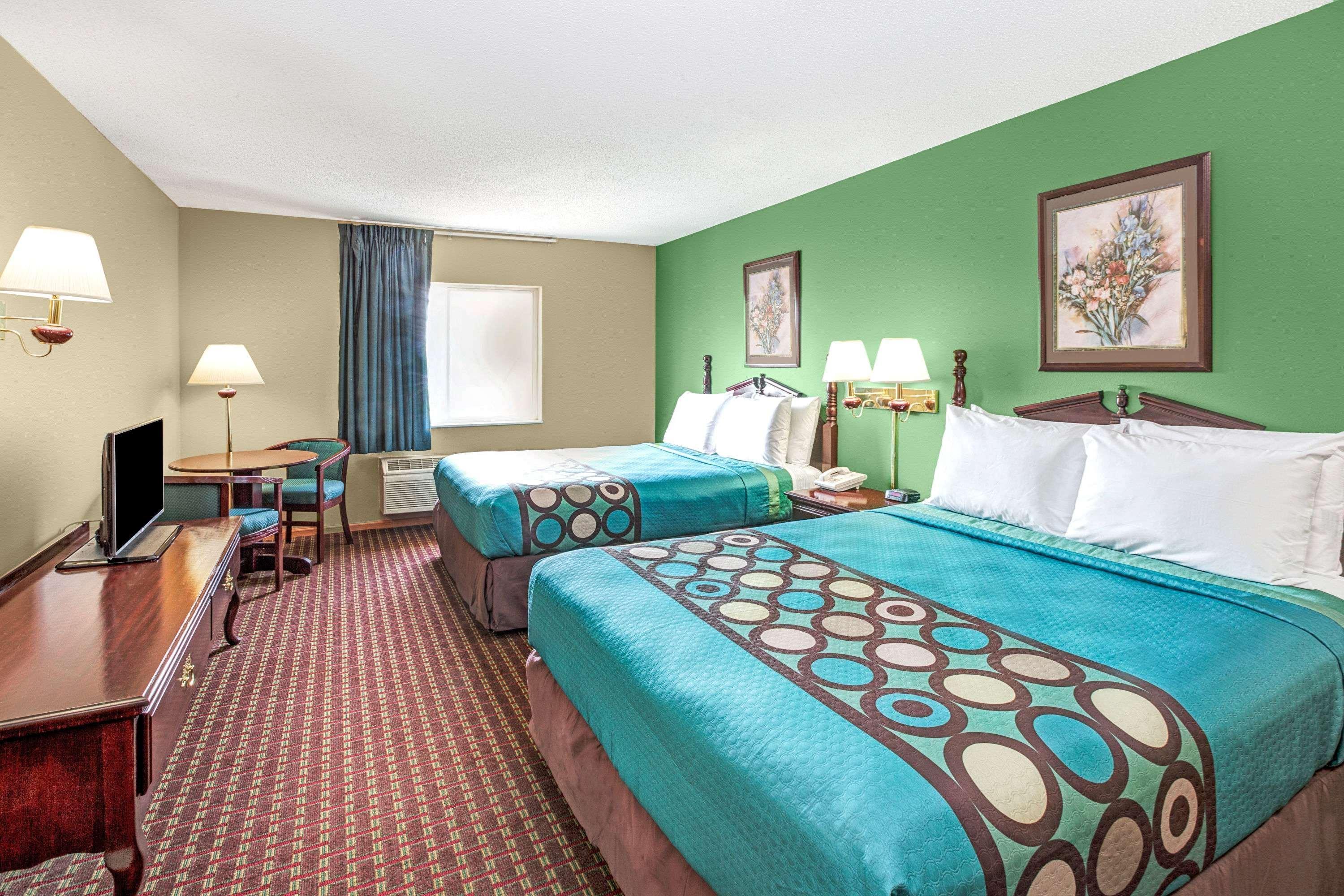 ซูเปอร์ 8 บาย วินด์แฮม แมคเฮนรี Hotel McHenry ภายนอก รูปภาพ