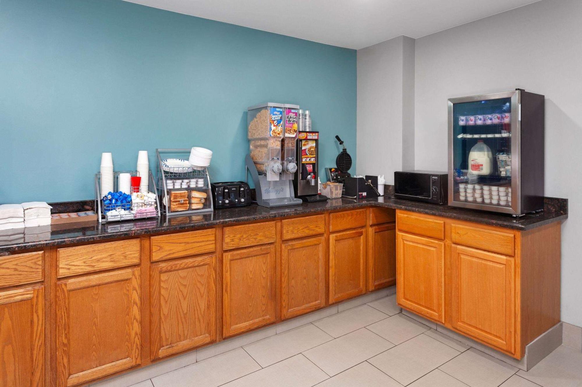 ซูเปอร์ 8 บาย วินด์แฮม แมคเฮนรี Hotel McHenry ภายนอก รูปภาพ