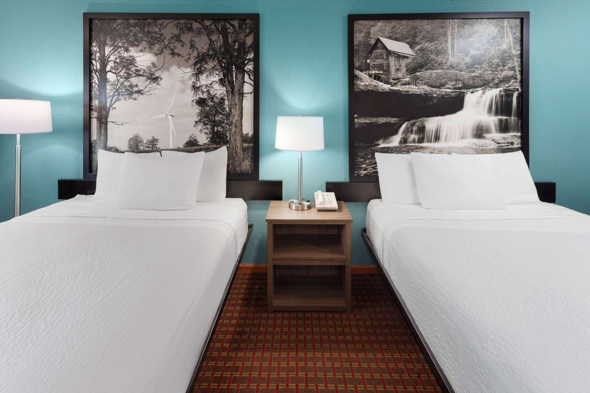 ซูเปอร์ 8 บาย วินด์แฮม แมคเฮนรี Hotel McHenry ภายนอก รูปภาพ