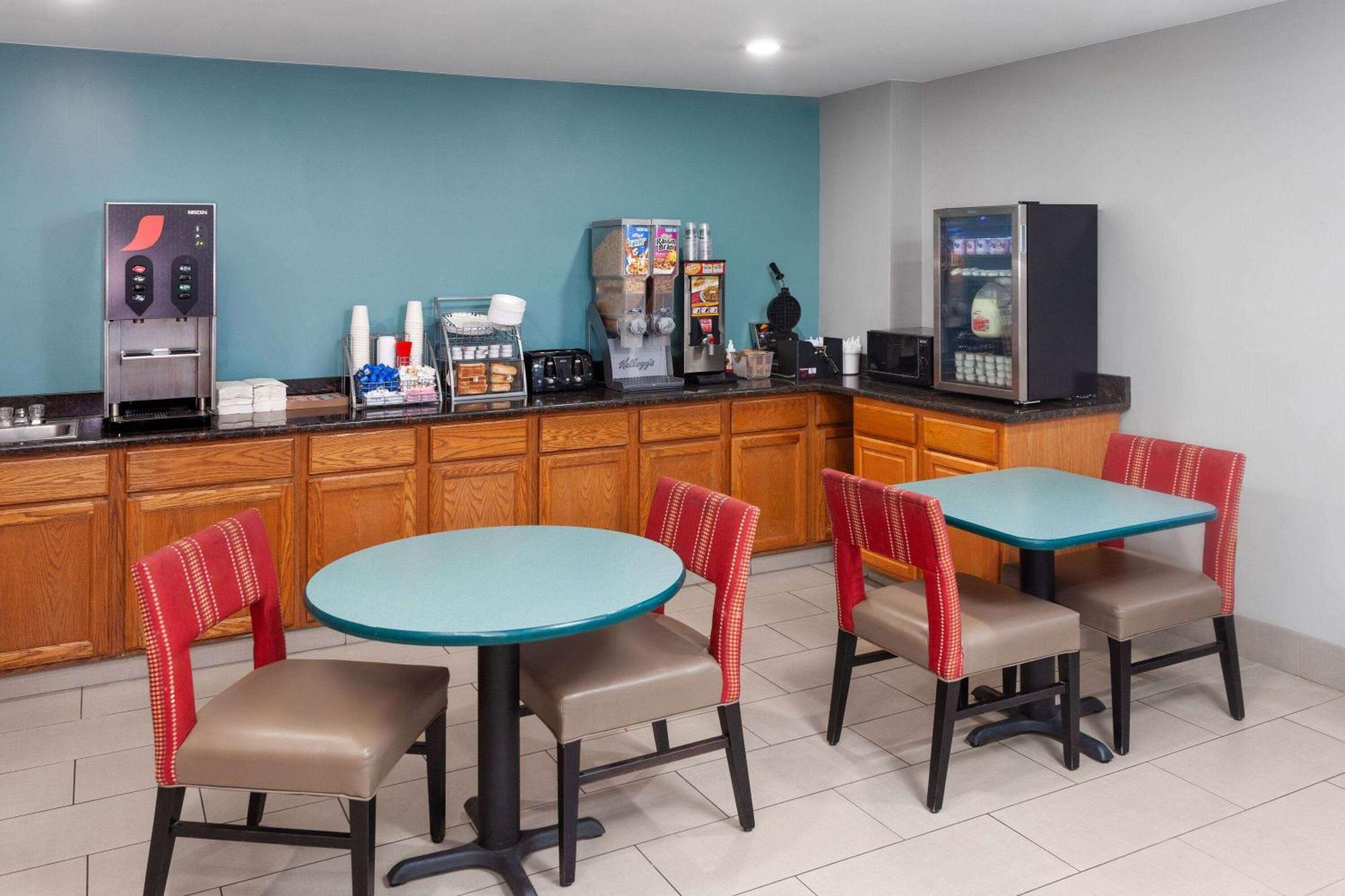 ซูเปอร์ 8 บาย วินด์แฮม แมคเฮนรี Hotel McHenry ภายนอก รูปภาพ
