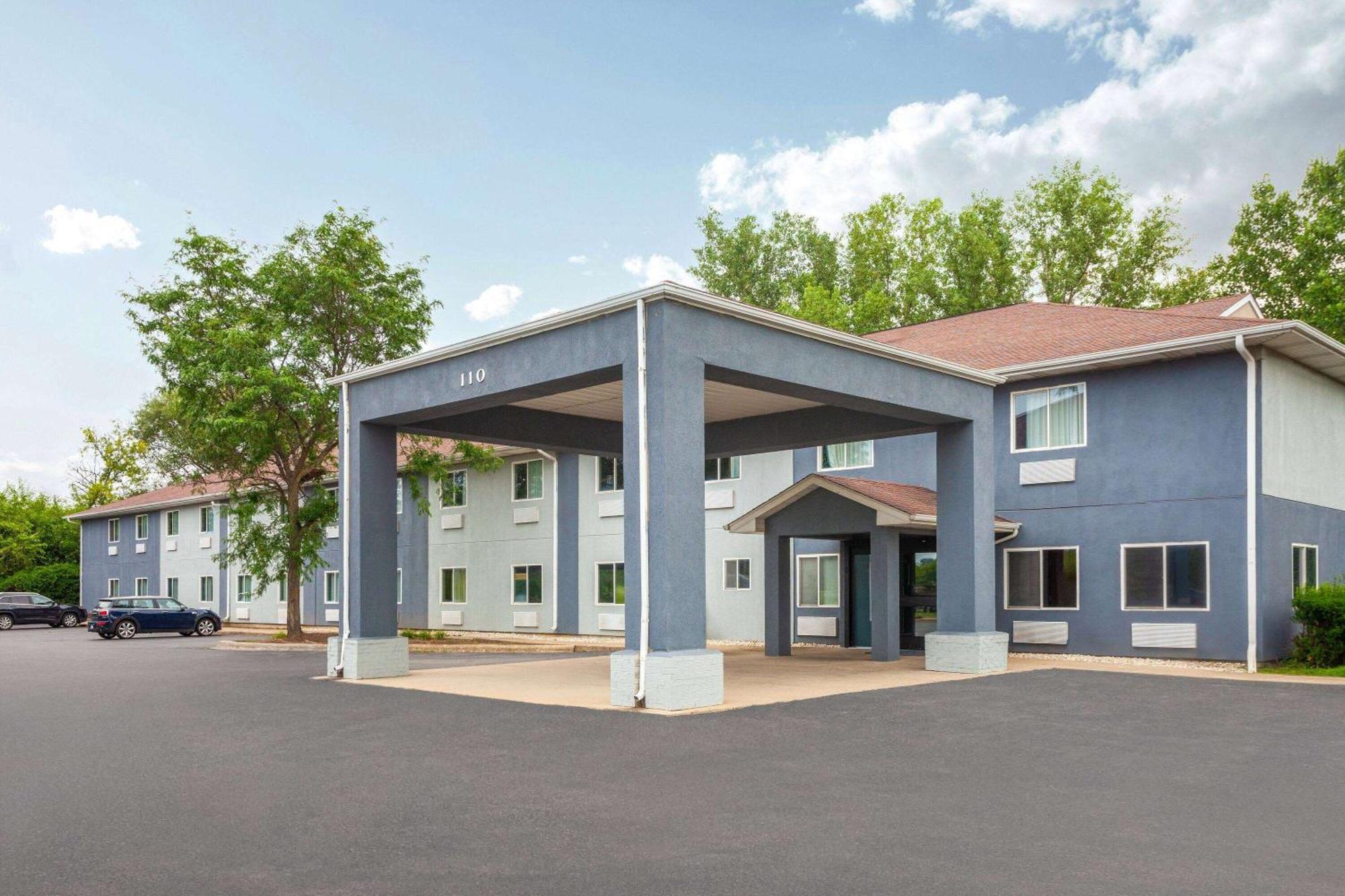 ซูเปอร์ 8 บาย วินด์แฮม แมคเฮนรี Hotel McHenry ภายนอก รูปภาพ
