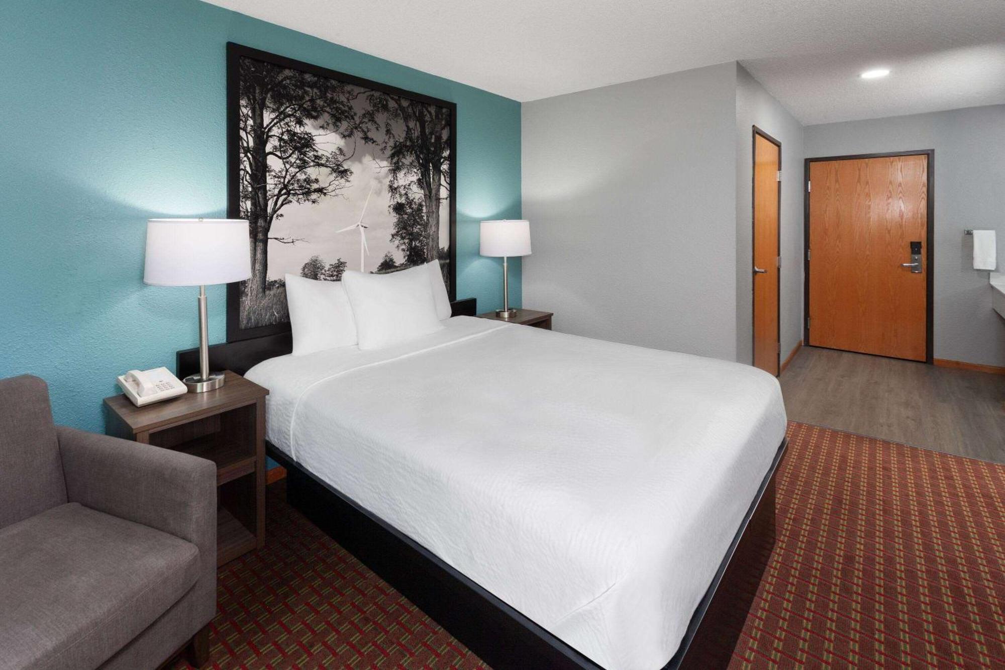 ซูเปอร์ 8 บาย วินด์แฮม แมคเฮนรี Hotel McHenry ภายนอก รูปภาพ
